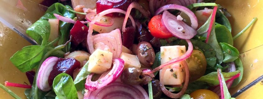 maaltijdsalade met aardappelen big salad with potatoes