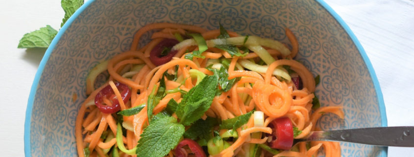Thaise salade met zoete aardappel en courgette