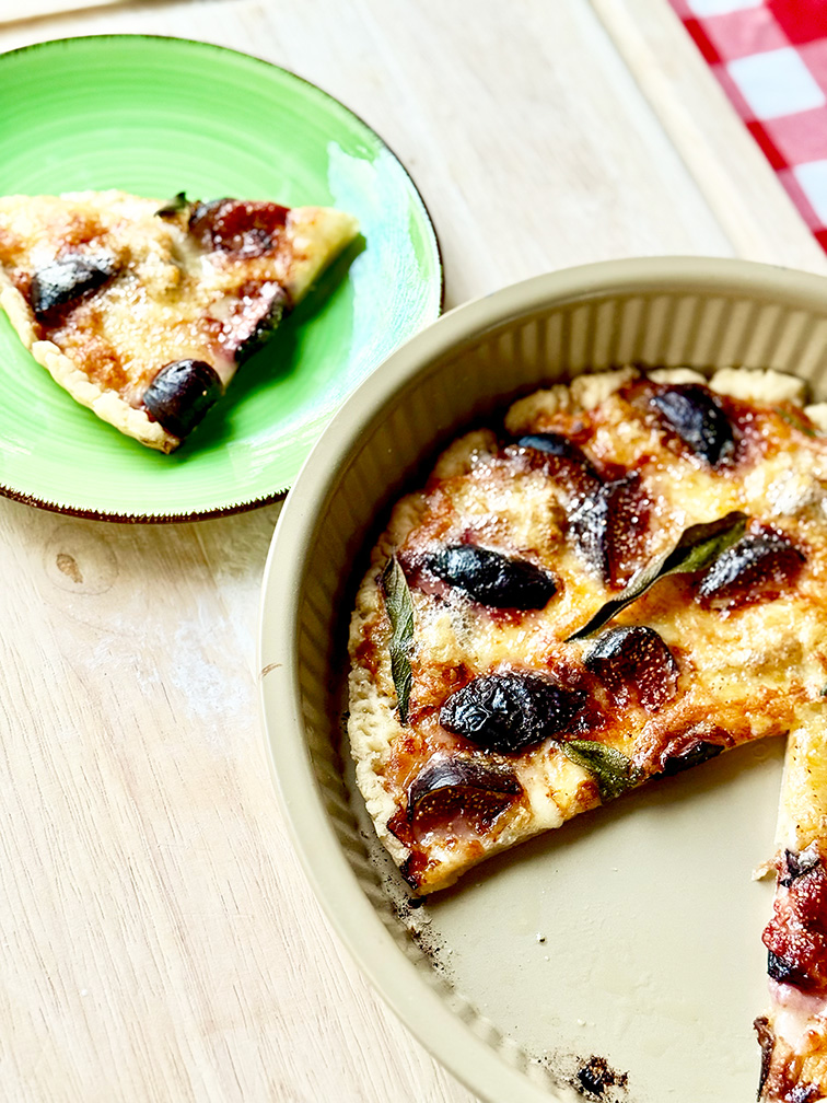 pizza with gorgonzola and figs